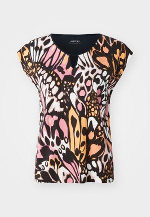 Koszulka z krótkim rękawem z kolorowym wzorem motyli w odcieniach różu, pomarańczu, czerni i bieli. Szczegół w kształcie dziurki przy dekolcie oraz miękka faktura.