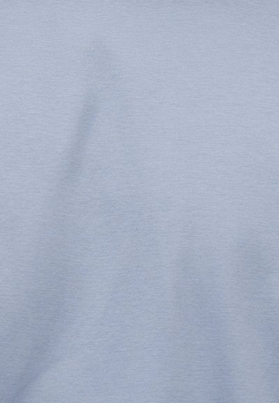 Υφή υφάσματος ανοιχτού γαλάζιου χρώματος με λεπτό σχέδιο ύφανσης και ελαφριές ζάρες, που δείχνει απαλό, λείο βαμβακερό υλικό.