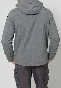 Graue Outdoor-Jacke mit Kapuze, aus strukturiertem Stoff und in lässiger Passform. Enthält dezente Markenkennzeichnung und nahtloses Schulterdesign.