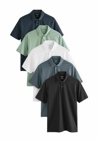 Cinco camisetas de polo apiladas. Los colores incluyen marino, verde claro, blanco, azul verdoso y negro. Cada una tiene un cuello y botones, con un diseño liso.