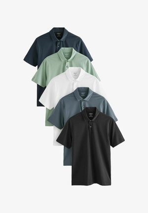 Vijf polo-shirts gestapeld. Kleuren omvatten marineblauw, lichtgroen, wit, teal en zwart. Elk heeft een kraag en knopen, met een eenvoudige ontwerpen.