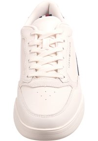 Sneaker in pelle bianca con dettagli testurizzati, lacci piatti, perforazioni sulla punta e accenti blu navy e rossi sui lati.