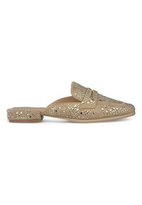 Beige Slippers mit Ausschnittdesign, verziert mit metallischen Akzenten, niedrigem Absatz und strukturierten Stoffdetails.