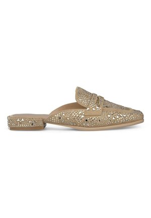 Scarpe slip-on beige con design a ritaglio, decorate con accentuazioni metalliche, tacco basso e dettagli in tessuto testurizzato.