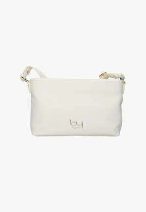 Kleine rechthoekige witte leren schoudertas met verstelbare riem en metalen merklogo in het midden aan de voorkant.