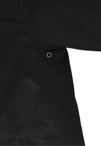 Černá voděodolná bunda s hladkým povrchem, detailem v podobě kulatých kovových kovových ok a bezešvou konstrukcí ramen.