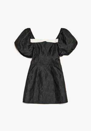 Rochie neagră cu mâneci bufante, țesătură texturată, corset croit, și un detaliu de panglică albă din satin în spate. Lungime scurtă.