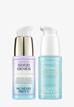 Zwei Flaschen der Hautpflege von Sunday Riley: Good Genes Laktatbehandlung mit goldener Kappe und Tidal tiefenhydratisierendes Serum mit weißer Kappe.