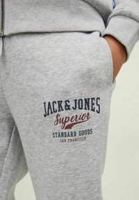 Jack & Jones Junior JPSTLOGO - Träningsbyxor - light grey melange