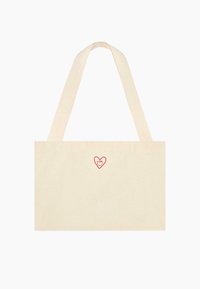 Sac fourre-tout en toile beige avec deux poignées en tissu et un petit logo en forme de cœur rose au centre. Design simple, léger et durable.