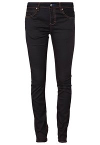 Czarne jeansy z denimu o dopasowanym kroju. Charakteryzują się kontrastującymi szwami, pięcioma kieszeniami oraz zapięciem na guzik w pasie.