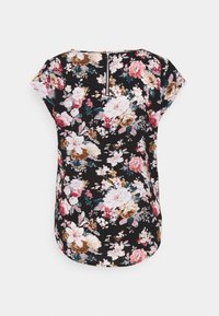 Blusa nera a maniche corte con motivo floreale in rosa, bianco e marrone e una breve cerniera argentata sul collo posteriore.