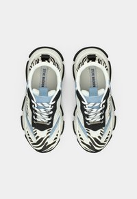 Baskets arborant un motif zèbre avec des accents noirs, blancs et bleus. Matières en mesh et synthétiques, bout arrondi, et semelle épaisse en caoutchouc.