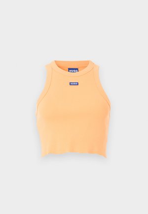 Top corto senza maniche in maglia a coste di colore arancione chiaro con collo alto e piccola toppa rettangolare con il logo "HUGO" centrata sul petto.