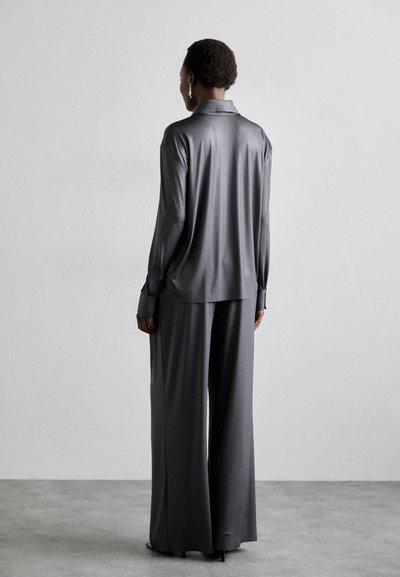 Norma Kamali YOKE WAISTBAND STRAIGHT LEG PLEATED TROUSER - Pantalon classique - charcoal