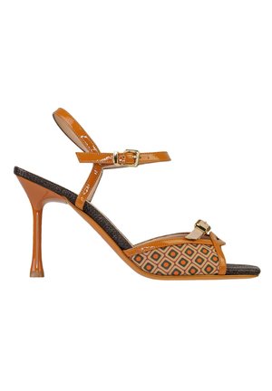 Sandalo con tacco alto color cuoio con cinturino alla caviglia, pannello laterale con motivo geometrico, punta aperta e piccolo dettaglio con fibbia sulla fascia frontale.