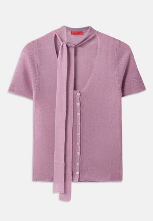 Strikket cardigan i lys rosa, med V-hals, korte ermer og knyting ved halsen. Lukking med seks knapper og ribbet struktur.