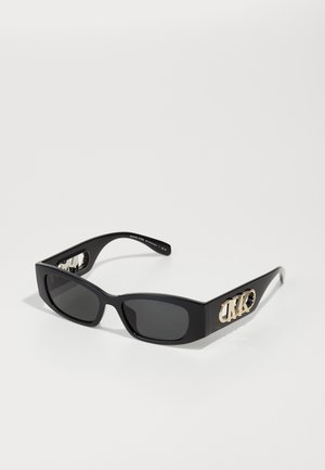 Óculos de sol retangulares pretos com lentes escuras, apresentando um detalhe de logotipo dourado nas laterais e armações de plástico suaves.