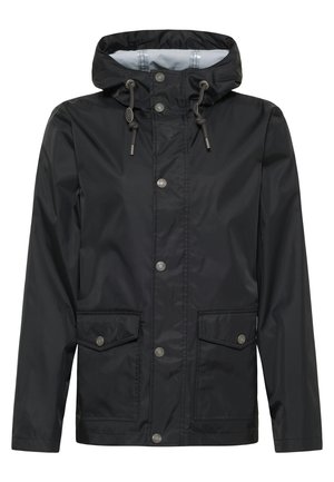 Veste imperméable noire avec capuche, dotée de fermetures à boutons-pression, de deux poches avant et d'accents à cordon de serrage. Texture lisse sur l'ensemble.