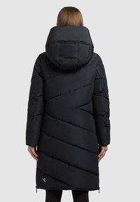 Must täispuhutud jakk kaldus tikkmustriga, kapuutsi ja külgede tõmblukkudega. Sile tekstuur ja keskmise pikkusega disain soojustamiseks.