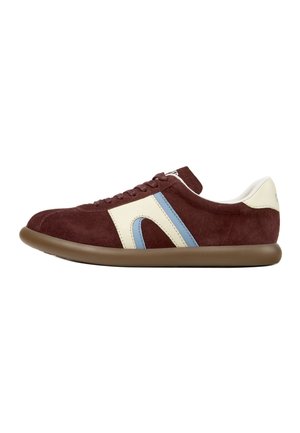 Lavtop sneaker med brun ruskindsoverdel, creme- og blå læder sidelægning, brun sål og snørebånd.