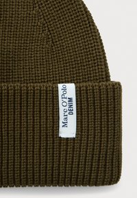 Bonnet en tricot côtelé vert olive avec revers et étiquette en tissu blanche portant les mots "Marc O’Polo DENIM."