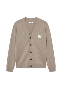 Lysbrun cardigan lavet af blødt stof, med V-hals, sorte knapper og et hvidt broderet bogstav "W" på venstre bryst.