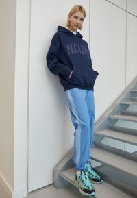 New Balance ATHLETICS REMASTERED PANT - Träningsbyxor - blue