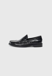 Mocasini negri din piele cu un model texturat de crocodil, un toc mic, și un design cu vârf rotund.