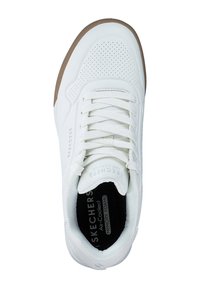 Baskets blanches avec un design perforé sur les orteils et un col rembourré. Elles possèdent des lacets blancs, une semelle intérieure noire avec "Air-cooled Memory Foam" et une semelle extérieure en caoutchouc naturel.
