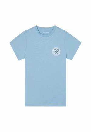 Camiseta de manga corta azul claro con un pequeño logo redondo que muestra raquetas de tenis negras cruzadas en el lado izquierdo del pecho.