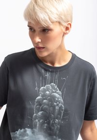 Grafische katoenen T-shirt in donkergrijs met een gedetailleerde artistieke print van gelaagde hoofden en abstracte patronen op de voorkant.