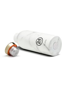 Bottiglia d'acqua in acciaio inossidabile con finitura marmorizzata bianca, dotata di un tappo argento e dettagli dorati. Presenta una presa testurizzata e un'etichetta con logo.