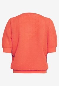 Oranje gebreide trui met korte, brede mouwen, versierd met textuurrijke stippen, een ronde halslijn en geribbelde boorden aan de mouwen en zoom.