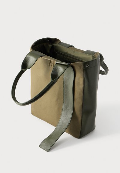 Ορθογώνια τσάντα πάνινη σε ελιά πράσινο με δερμάτινες χειρολαβές, δερμάτινα πλαϊνά πάνελ και ανοιχτό πάνω μέρος με εσωτερική τσέπη με φερμουάρ.