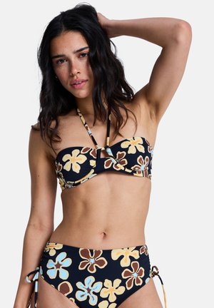 Čierna bikiny sada s veľkými žltými, hnedými a modrými kvetinovými vzormi. Top má bandeau dizajn s detailom uzla a spodná časť má nastaviteľné zväzovacie boky.