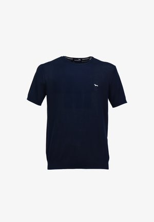 Námořnicky modré tričko s krátkým rukávem a kulatým výstřihem, s malým bílým logem psa na levé straně hrudi.