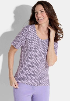 Haut violet à manches courtes avec un motif géométrique en losanges, décolleté rond et texture douce, associé à un pantalon violet clair.