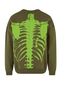 Olijfgroene sweatshirt met een grote, opvallende, fluorescerende groene skeletafdruk op de achterkant. Klassiek ontwerp met ronde hals.