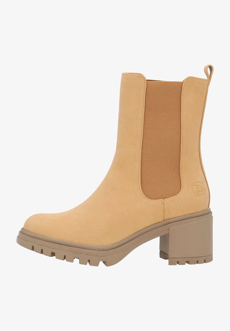 Tan suede nilon ankle boot dengan panel samping elastis. Memiliki hak blok dan outsole yang dilapisi karet dengan pegangan bertekstur. Logo bulat di sisi.