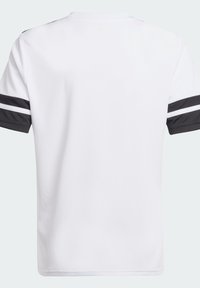 Camisa blanca de manga corta con mangas negras que presenta una sola franja blanca cerca del puño, vista desde la parte de atrás.