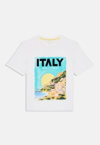 Hvit bomull T-skjorte med et fargerikt trykk av Amalfikysten, med svart tekst som sier "ITALY" og en stor gul sol mot en blå bakgrunn.