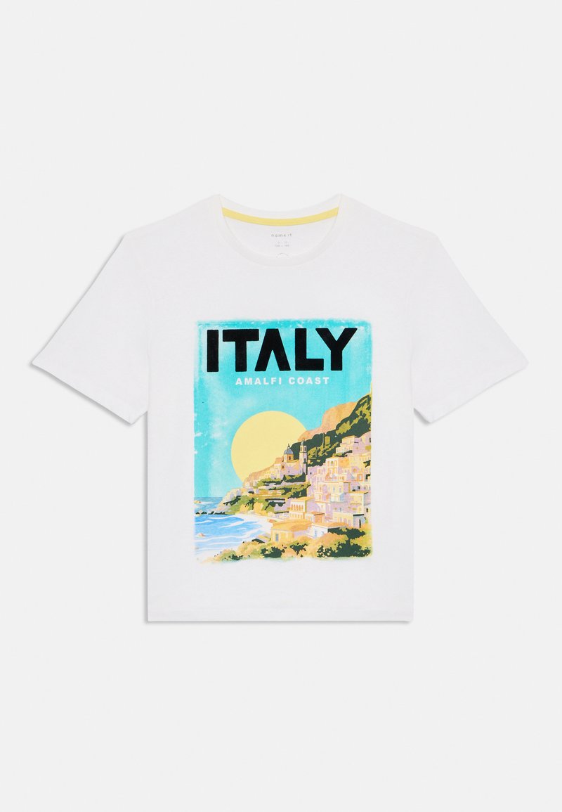 Hvit bomull T-skjorte med et fargerikt trykk av Amalfikysten, med svart tekst som sier "ITALY" og en stor gul sol mot en blå bakgrunn.