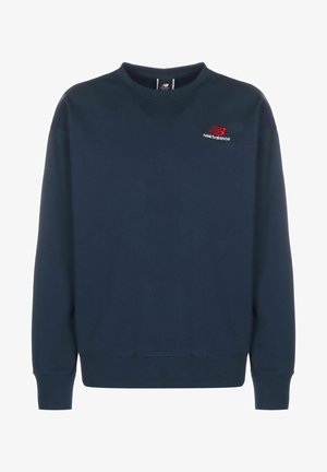 Dunkelblaues Langarm-Sweatshirt mit Rundhalsausschnitt, gerippten Bündchen und Saum, mit kleinem roten und weißen New Balance Logo auf der linken Brust.