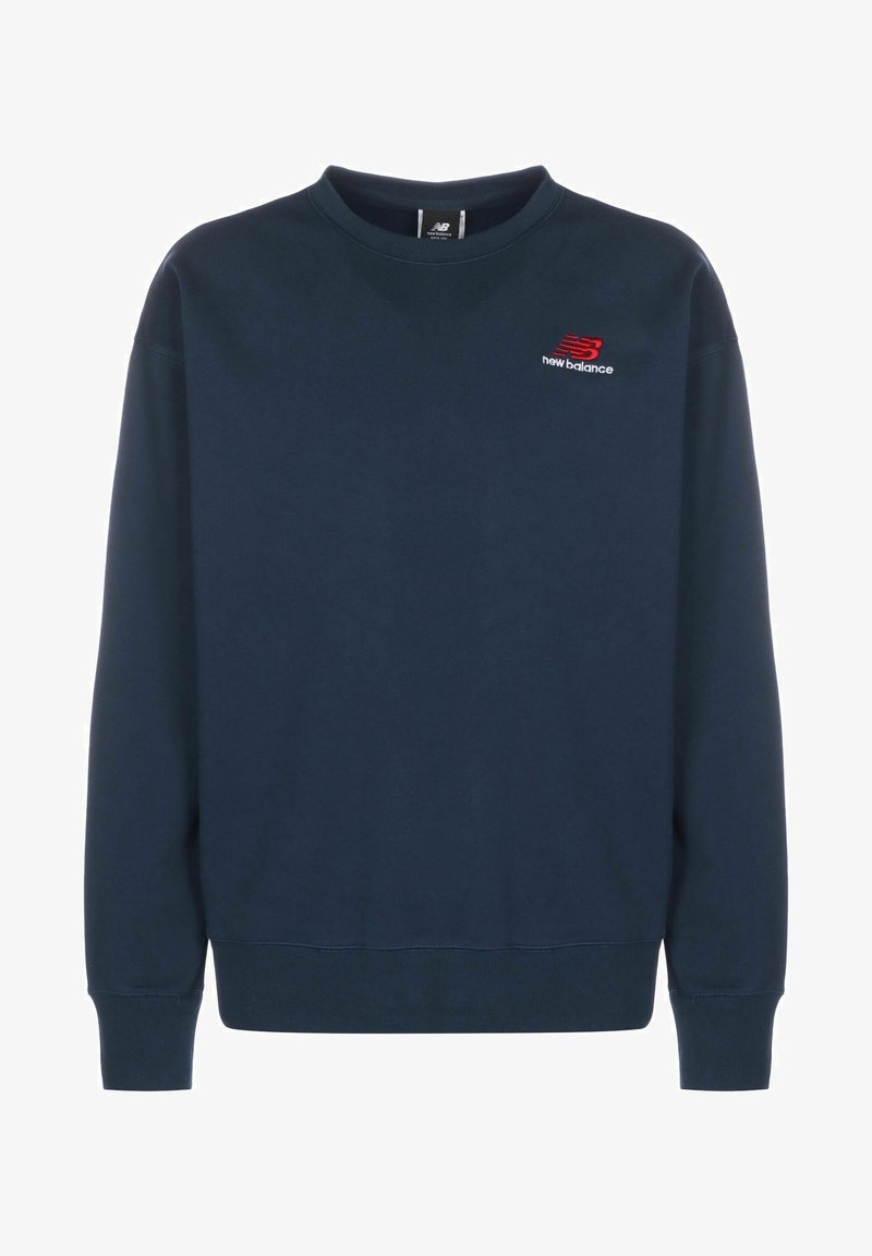 Sweatshirt à manches longues bleu marine avec col ras du cou, poignets et ourlet côtelés, arborant un petit logo New Balance rouge et blanc sur le côté gauche de la poitrine.