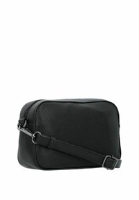 Bolso cruzado de cuero negro con una superficie texturizada, forma rectangular, cierre de cremallera y una correa ajustable.