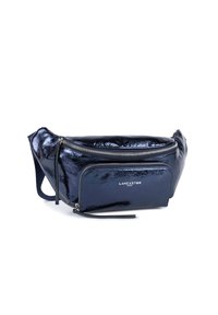Marsupio lucido di colore blu navy, realizzato in materiale testurizzato, dotato di un comparto principale con zip e una piccola tasca frontale con zip.