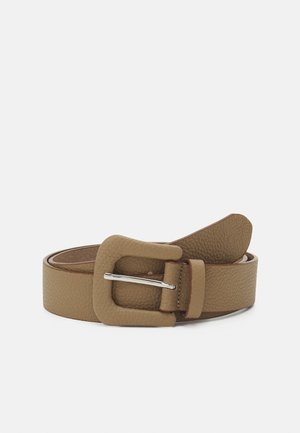 Beige leren riem met een textuurafwerking, met een brede gesp in een bijpassende kleur en een zilveren haken sluiting.