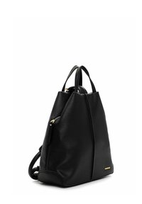 Mustast nahast seljakott tekstuurse pinnaga, kolmnurkse kujuga, kahe ülaosas asuva sangaga ja külje peal lukuga taskuga. Kullatooni metallsed detailid.