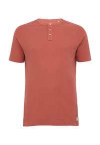 Rdzawoczerwony t-shirt z krótkimi rękawami o dekolcie henley, z trzema guzikami i wypukłą fakturą. Prosty design bez wzorów czy grafik.